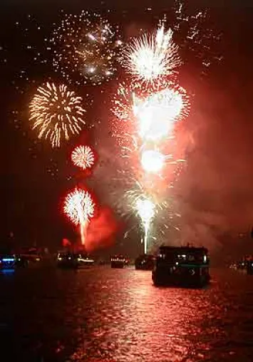 Der Rhein feiert mit Feuerwerken und Schiffsrundfahrt Bild: Der Rhein feiert mit Feuerwerken und Schiffsrundfahrt