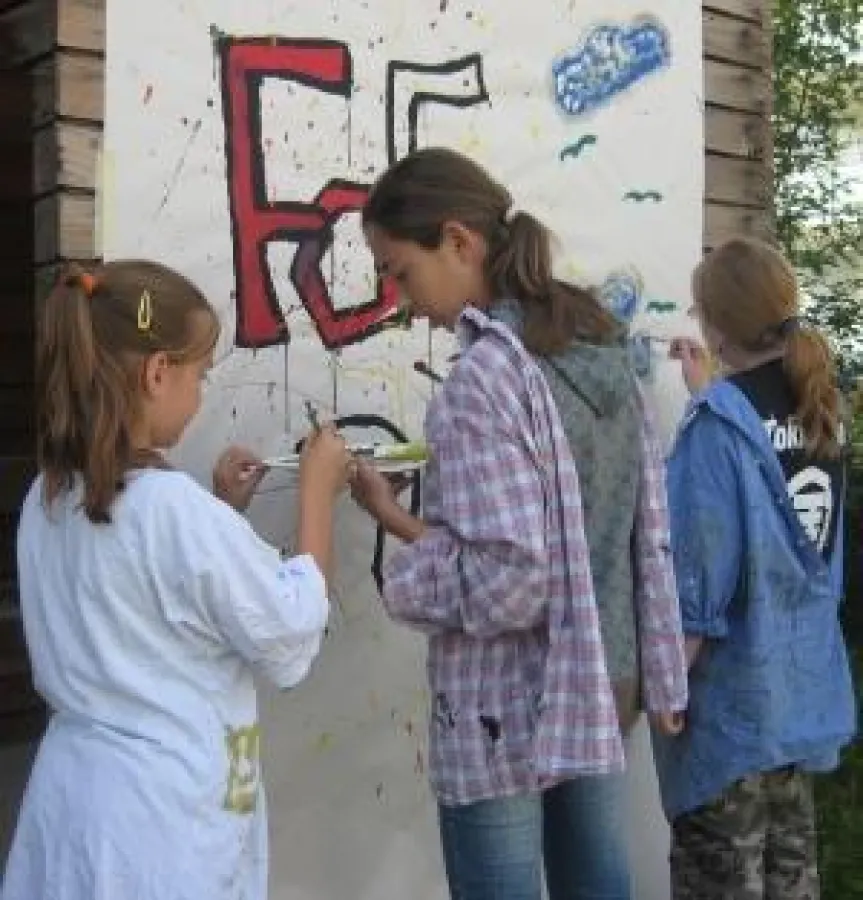 Neue und ungewöhnliche Erfahrungen zu machen gehört bei den element-i-Ferienwerkstätten, die die Konzept-e für Bildung und Soziales im Auftrag von Unternehmen durchführt, dazu. Wie hier bei Groz Becke