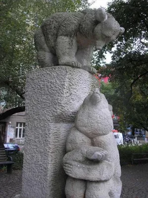 Kinder vertonen Helmholtzplatz – Zeitzeugen gesucht -Eine Geschichte von alten Ziegeln und steinernen Bäumen Bild: Kinder vertonen Helmholtzplatz – Zeitzeugen gesucht -Eine Geschichte von alten Ziegeln und steinernen Bäumen