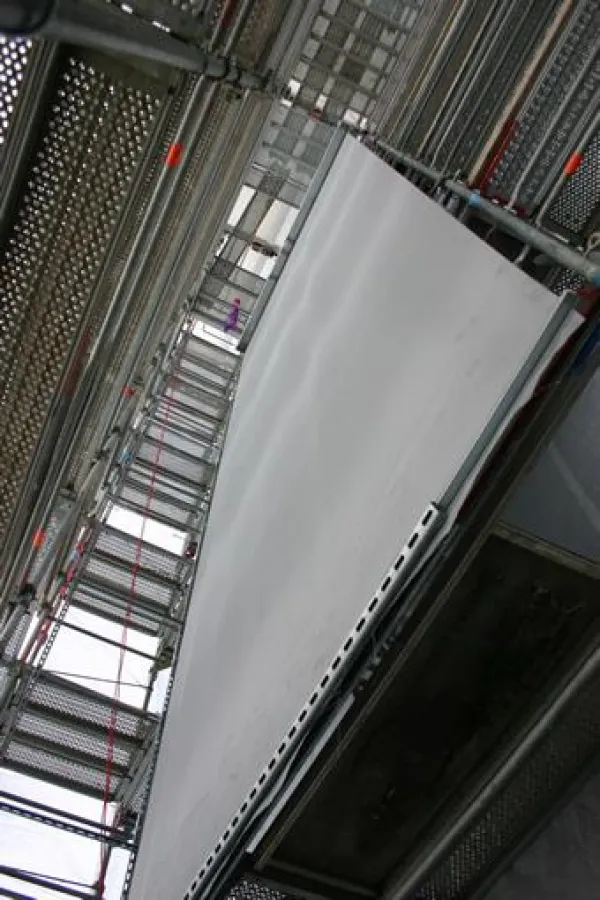 Das automatische Rauchschürzensystem Smoke Master “Large Size” von Colt ist erfolgreich nach EN 12101-1 zertifiziert.