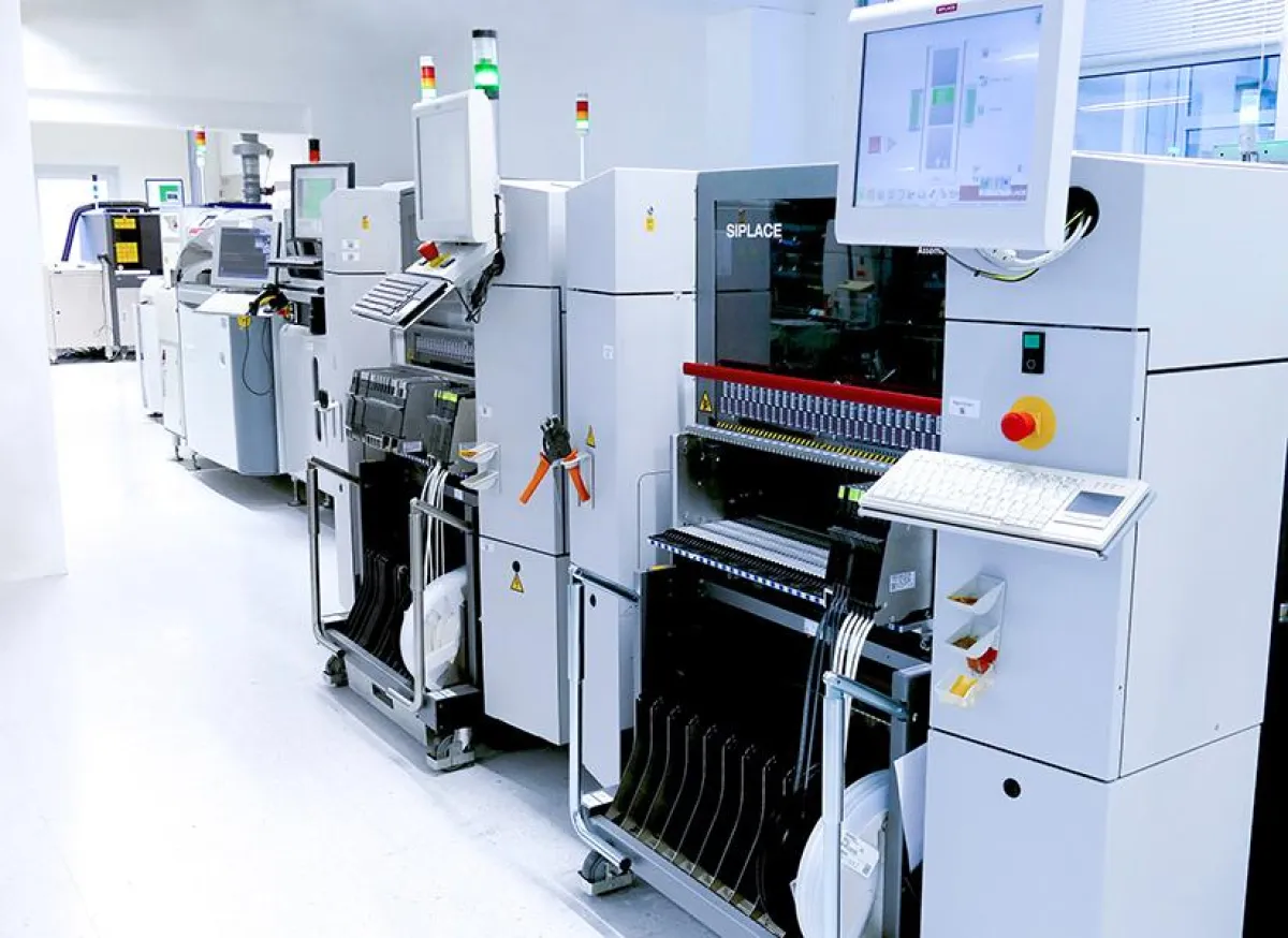 Die neue Bestückungsanalage im Maschinenpark der InnoSenT GmbH. (Bildquelle: ©InnoSenT GmbH)