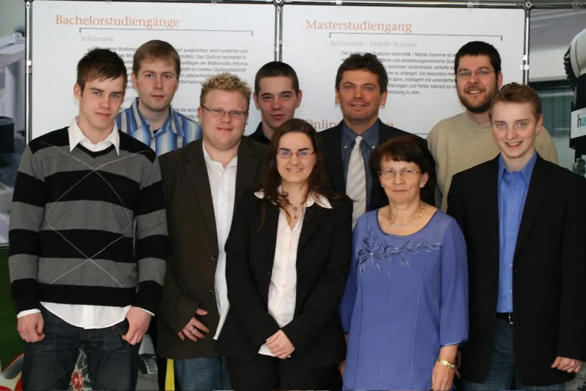 Unter der Leitung von Prof. Dr. Hans-Jürgen Scheruhn (6.v.l.) und Brita Thielert (7.v.l.) entwickelten Studierende der Wirtschaftsinformatik ein Schulungsmanagement für das SAP University Competence C