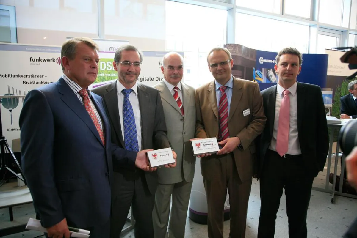 Victor Stimming (IHK-Präsident), Matthias Platzeck (Ministerpräsident Land Brandenburg), Jürgen Hegemann (Breitbandbeauftragter Land Brandenburg), Matthias Lydike (GF Funkwerk Dabendorf), Herbert Klot