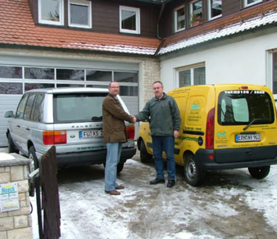 Foto: Volker Liebig, Geschäftsführer der Orga Lab GmbH übernimmt auch sein auf Rapsölbetrieb umgerüstetes Fahrzeug von Öko-Tuning Noack.