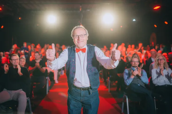 Menschen-Marketing auf Siegeszug: Hans Janotta holt Gold beim Speaker-Slam. Bild: Menschen-Marketing auf Siegeszug: Hans Janotta holt Gold beim Speaker-Slam.