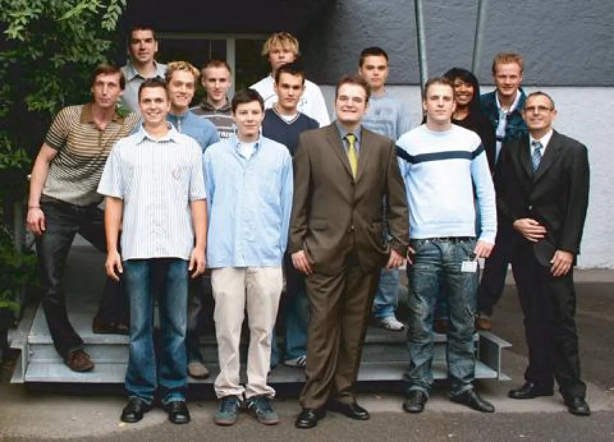 Das Bild zeigt die neuen Auszubildenden sowie Jürgen Seidenspinner, Geschäftsführer BÜROTEX IT-Solutions GmbH (rechts).