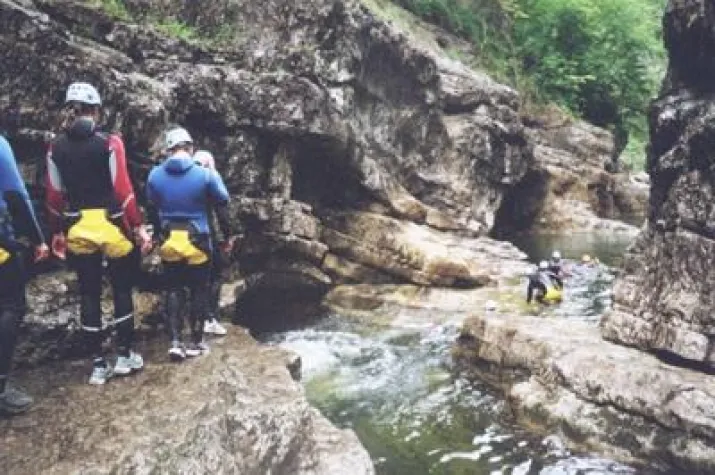 Familie Canyoning Tour in Österreich – Abenteuer für die ganze Familie Bild: Familie Canyoning Tour in Österreich – Abenteuer für die ganze Familie
