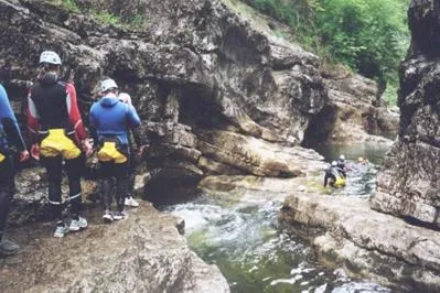 Familie Canyoning Tour in Österreich – Abenteuer für die ganze Familie Bild: Familie Canyoning Tour in Österreich – Abenteuer für die ganze Familie