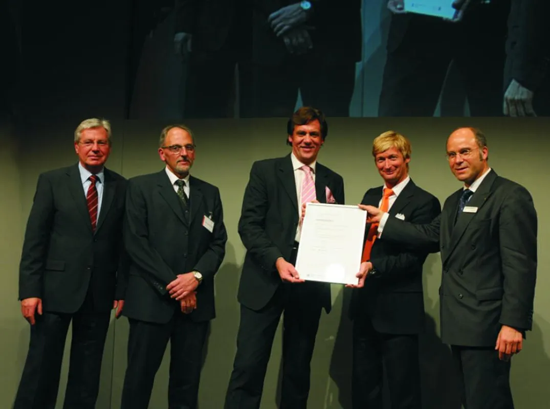 v.l. Bremens Bürgermeister Jens Böhrnsen, HWK Vizepräses Joachim Stehr, Rainer Kaemena und Stefan Hagens (HAIRLINER'S), Sparkassenvorstand Dr. Heiko Staroßom