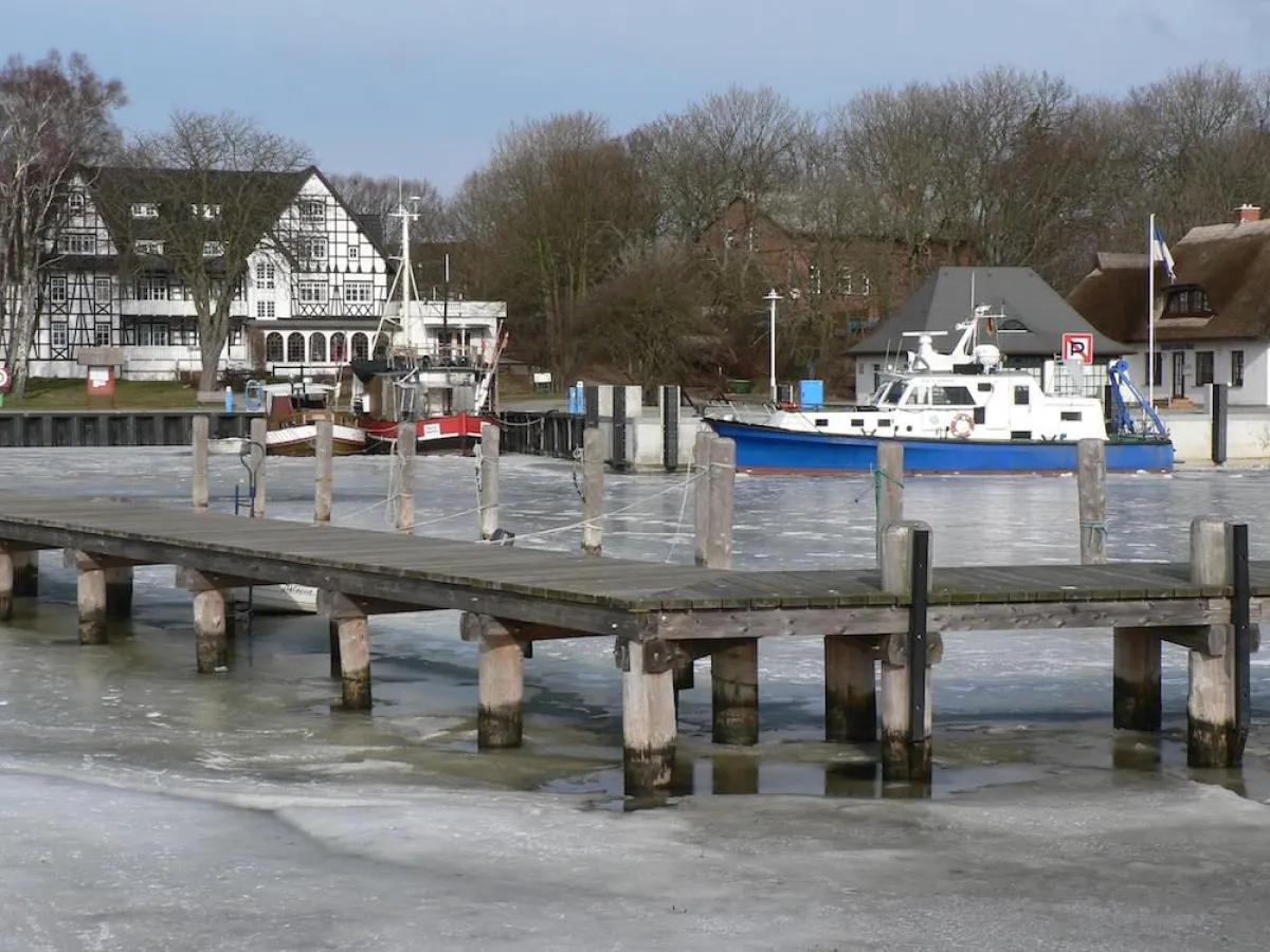 Hiddensee: Bootsanleger in Eis (N. Stybel)