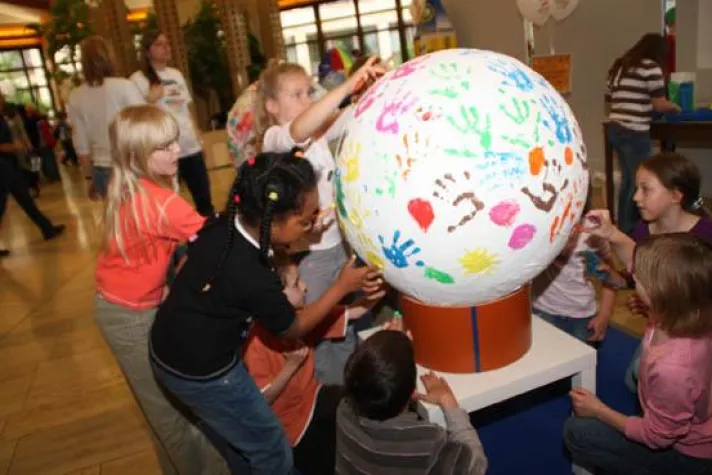 Bild: Am 2. Weltkindermaltag setzten sich über 600.000 Kinder für andere Kinder in Not ein