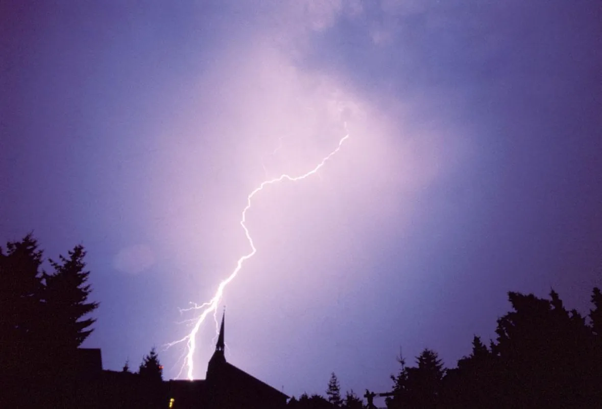 Gewitter verursachen leicht Schäden. Doch vorschnelle Reparaturen sollten Versicherte unterlassen. Foto: Stadtwerke Flensburg/Immowelt.de