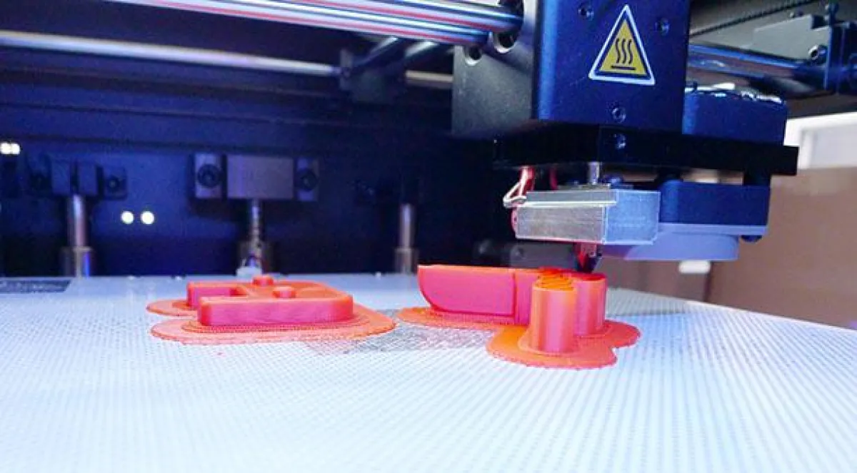 Mitmachen, Ausprobieren, Spaß haben ? In der Ferienakademie der bm lernen Jugendliche wie ein 3D-Dru