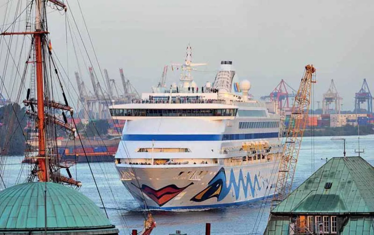 AIDAaura in Hamburg