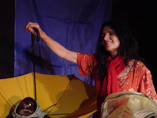 Beate Sarrazin lädt ein ins "Theater Anderswo" zur "Poetry Nacht um Acht". Bild: Beate Sarrazin lädt ein ins "Theater Anderswo" zur "Poetry Nacht um Acht".