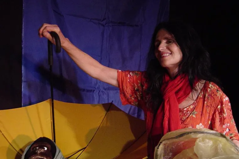 Bild: Beate Sarrazin lädt ein ins "Theater Anderswo" zur "Poetry Nacht um Acht".