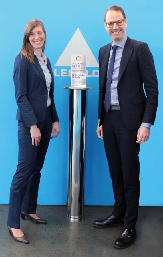 CEO Oliver Reimann und Marketingleiterin Dr. Julia Ingwald freuen sich über die Auszeichnung