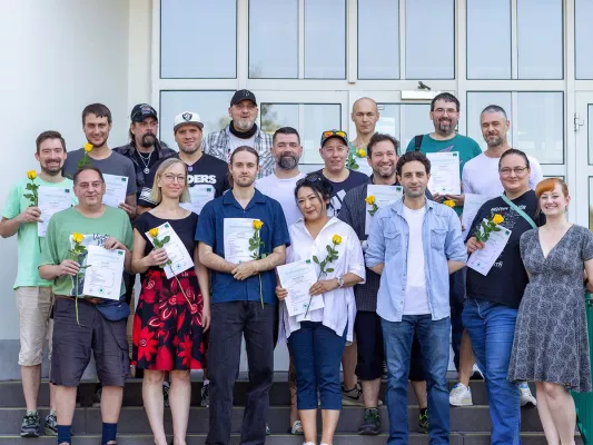 Bild: Zertifikate und Arbeitsverträge für neue Optik-Fachkräfte