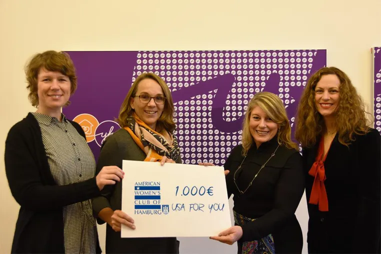 Bild: American Women’s Club of Hamburg spendet an YFU für das USA FOR YOU Programm