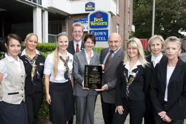 Bild: „Quality Award 2010“ geht nach Mönchengladbach: Ritterschlag für das Best Western Crown Hotel