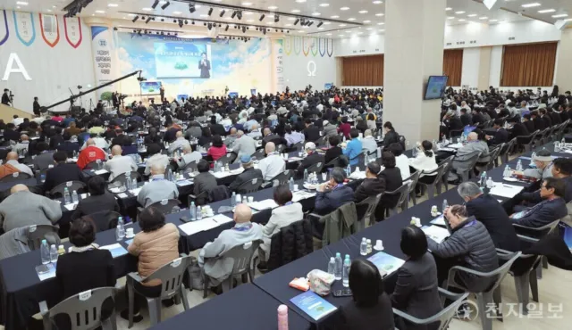 Bild: Hinduismus, Buddhismus, Islam – 500 Religionsführer aus aller Welt kommen um die „Offenbarung“ zu studieren