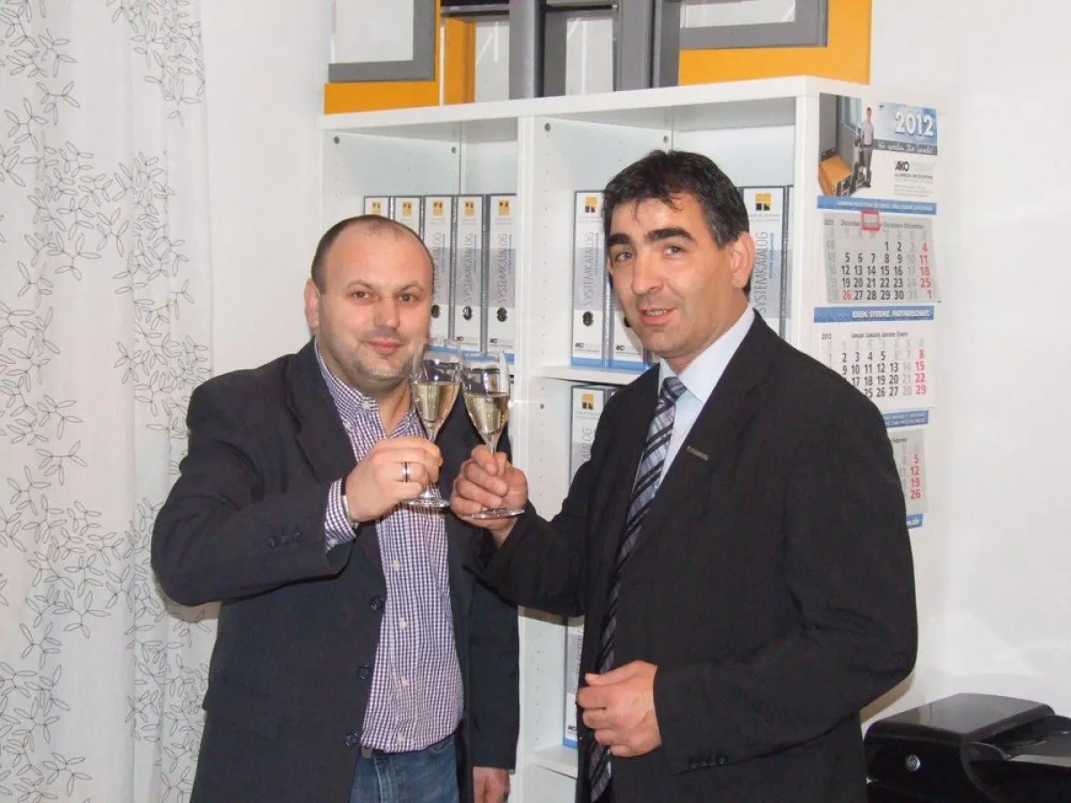 Auf ein erfolgreiche Zukunft: Aluglass-Kft-Geschäftsführer Z. Takács (links) und F. Schneider