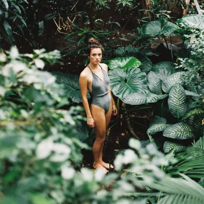 Bild: Das Eco-Bademodenlabel GLORIOUS BODY fertigt jetzt auch in PLUS SIZE und in neuer Farbe SAND STONE