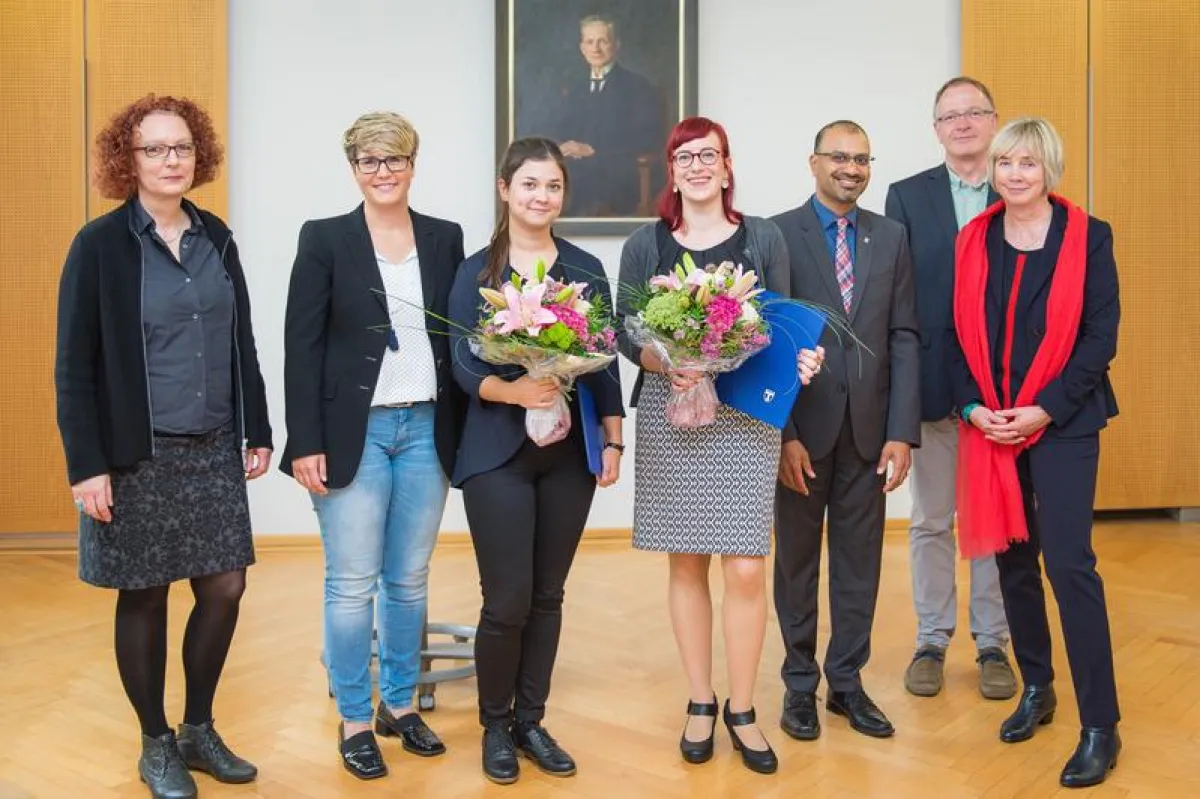 Glückwünsche im Rahmen einer Feierstunde anlässlich der Verleihung des Helge-Agnes-Pross-Preises; in der Mitte Preisträgerinnen Tabea Bodenstedt und Dr. Karoline Klamp-Gretschel (Foto: Katrina Friese)