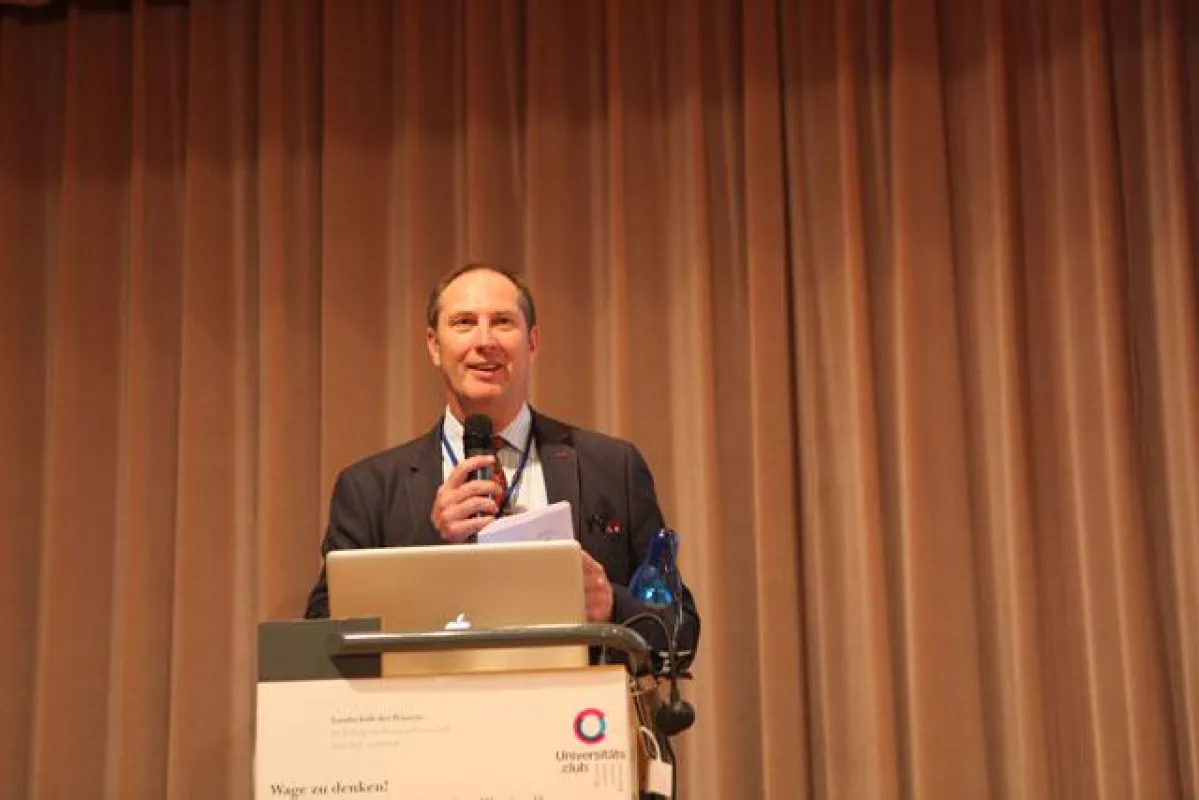 Der Präsident des Universitäts.Club Dr. Horst Peter Groß hatte für die dritte Veranstaltung aus der