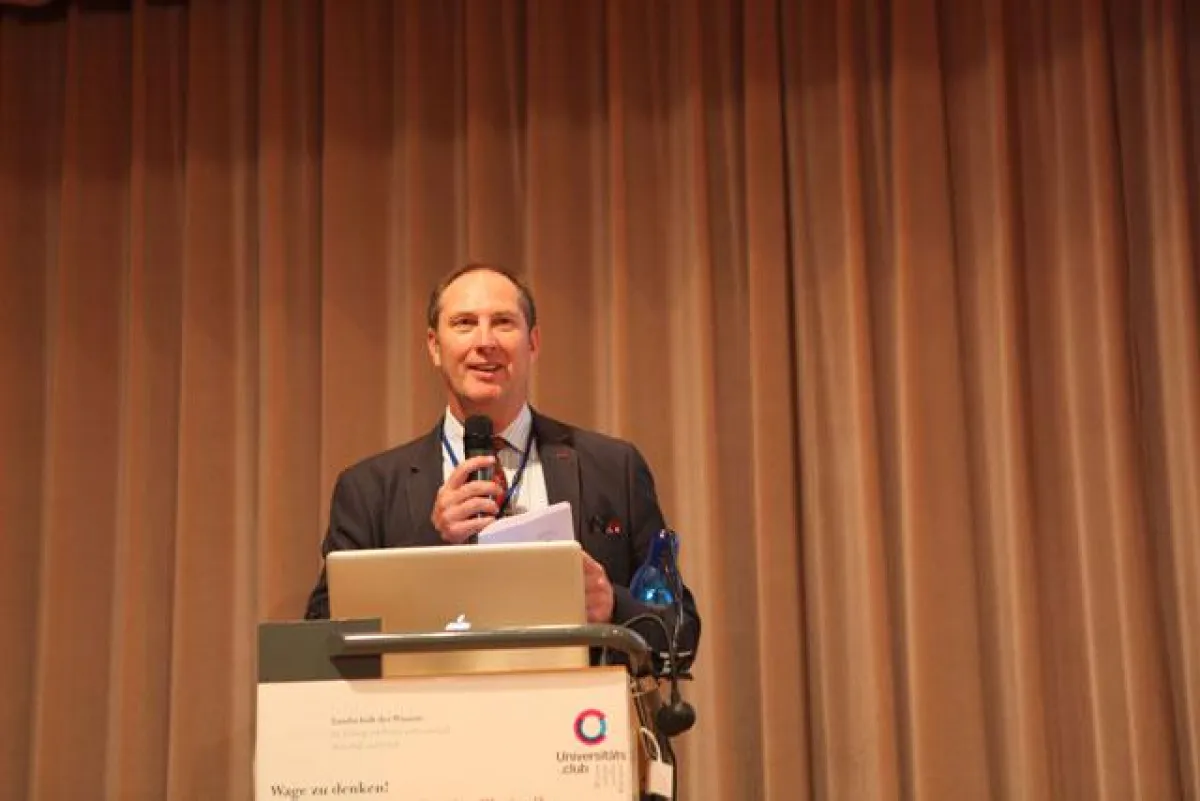 Der Präsident des Universitäts.Club Dr. Horst Peter Groß hatte für die dritte Veranstaltung aus der