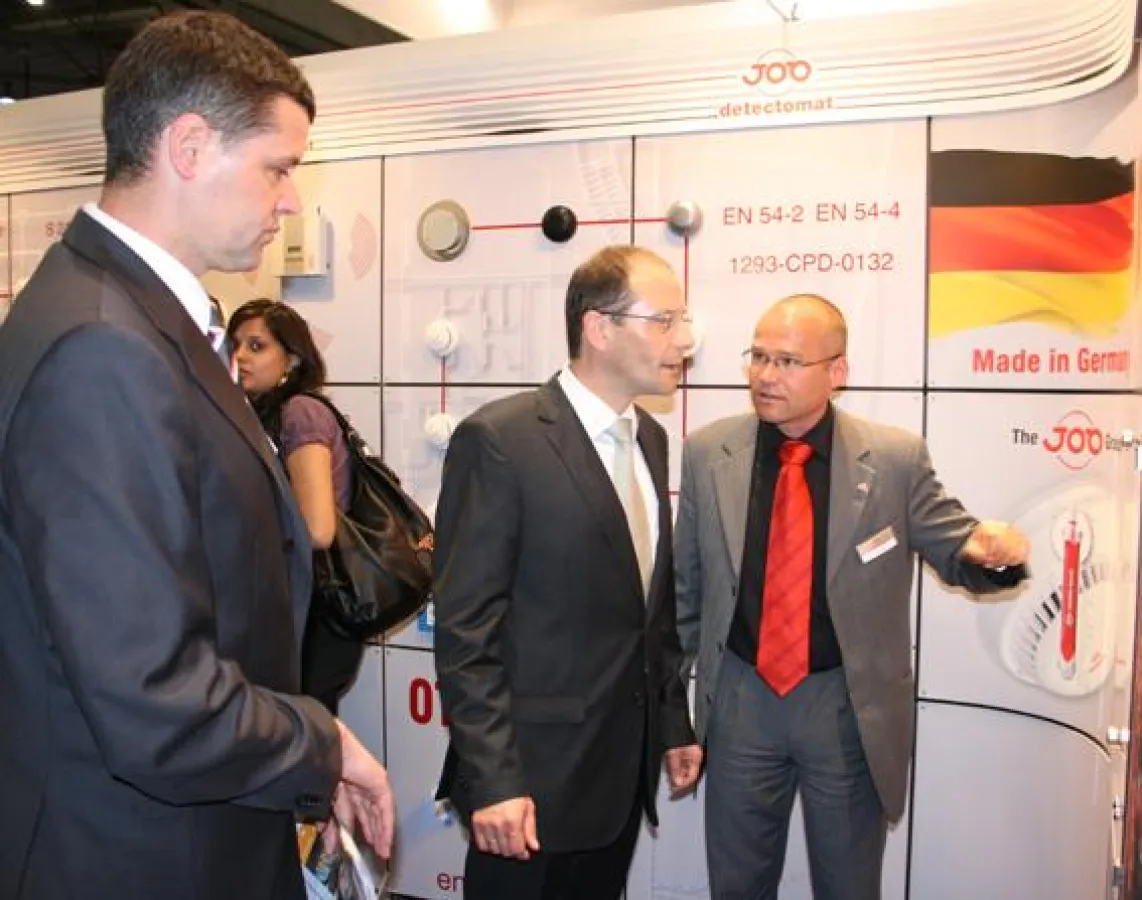 Zu Besuch bei detectomat, Aussteller der Interschutz. v.l.n.r.: Peter Krapp (ZVEI, Geschäftsführer Fachverband Sicherheit), Markus Ulbig (Sächsischer Staatsminister des Innern), Mike Bohl (Sales Direc