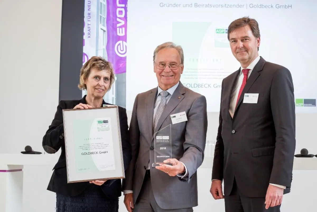 Preisverleihung an Ortwin Goldbeck, Gründer und Beiratsvorsitzender der Goldbeck GmbH (Mitte).