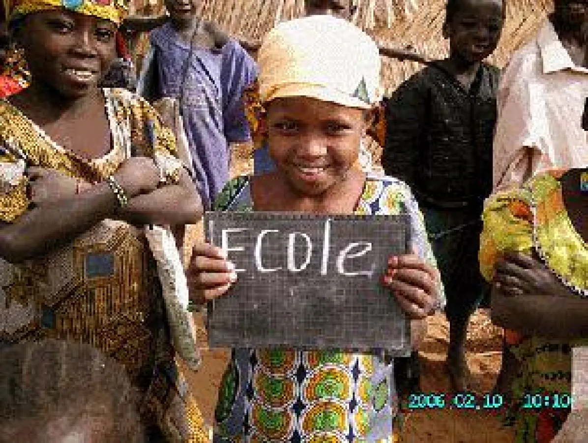 Binta mit ihrer Schreibtafel (Foto: Stiftung UNESCO)