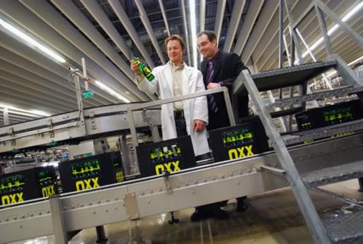 Gold Ochsen Laborleiter Bernhard Frey und Gold Ochsen Marketingleiter Tobias Lorenz begutachten das neue Produkt nach der ersten Abfüllung