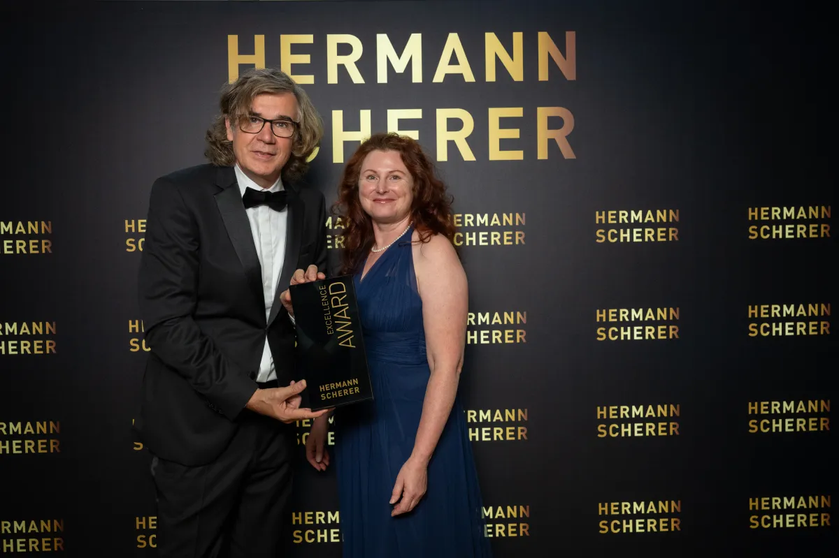 Katrin Bergmann wird der Excellence AWARD verliehen (© Fotografen Christina Pörsch und Justin Bockey )