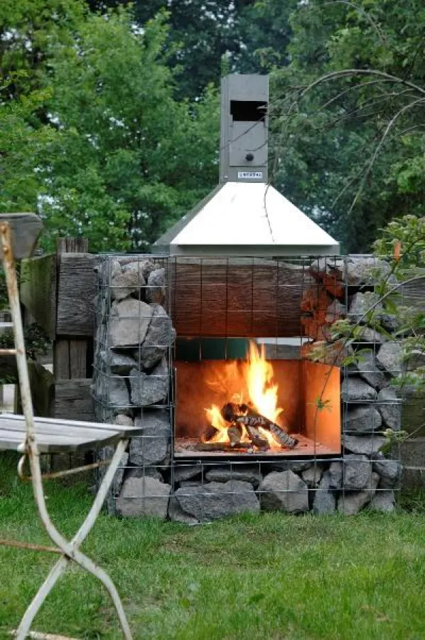 Lagerfeuerromantik am selbstgebauten Kamin aus Betafence-Gabionen.