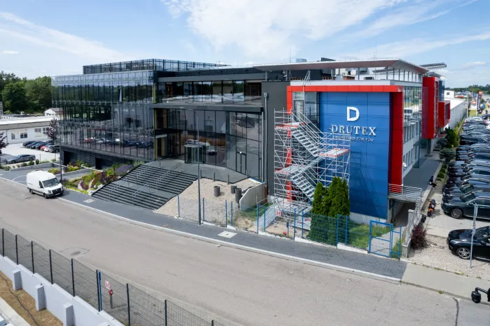 DRUTEX eröffnet neue Firmenzentrale mit über 300 Arbeitsplätzen Bild: DRUTEX eröffnet neue Firmenzentrale mit über 300 Arbeitsplätzen