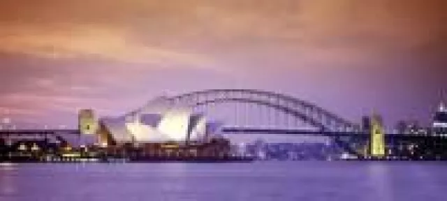 Bild: In Talar und Bermudashorts