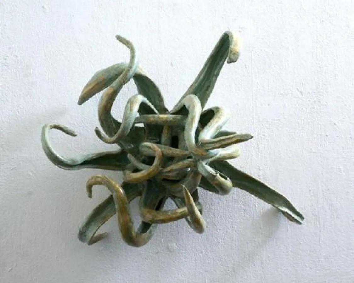 Abbildung: Lucía Falconí, „Tillandsia I“, Keramik, 70 x 65 x 40 cm, 2006