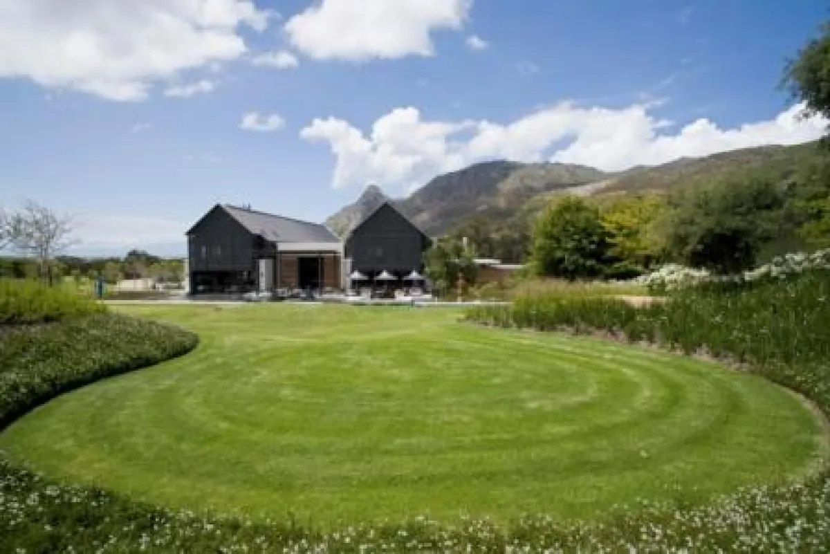 Der moderne Weinkeller des Steenberg