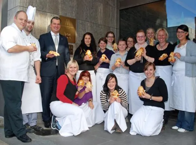 PÄNZ BACKEN FÜR PÄNZ IM MONDIAL AM DOM COLOGNE Bild: PÄNZ BACKEN FÜR PÄNZ IM MONDIAL AM DOM COLOGNE