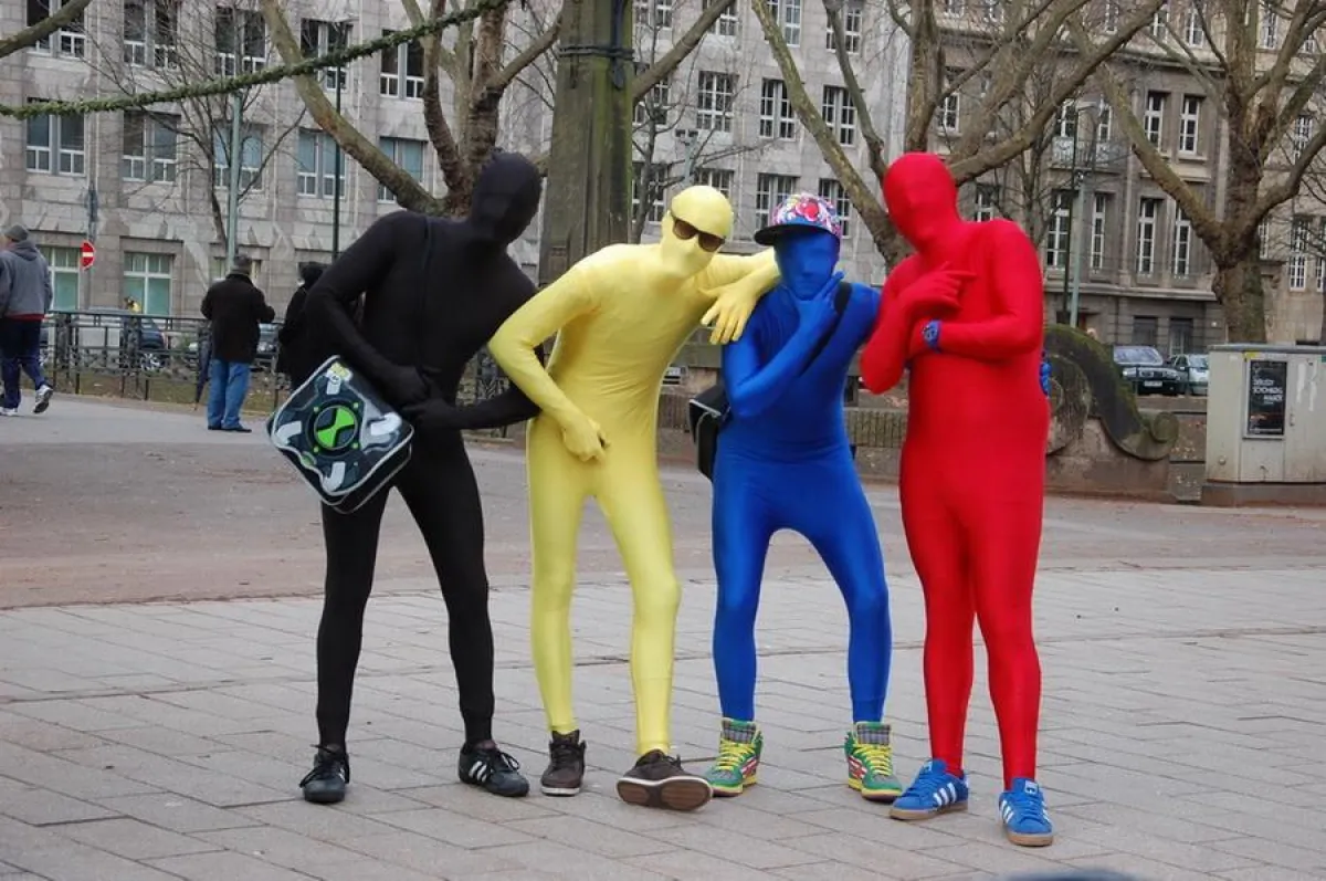 Valentin und seine Freunde zeigen den neusten Kostümtrend auf der Kö in Düsseldorf