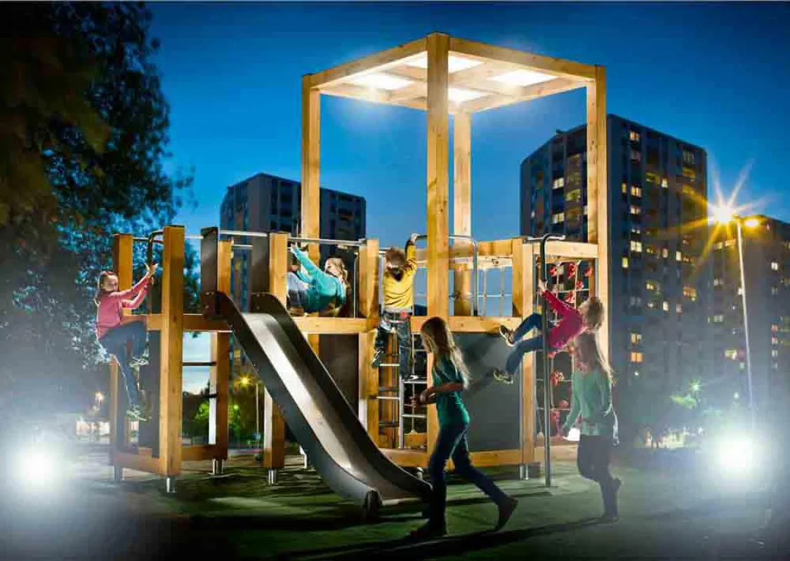 Sowohl bei Tag als auch bei Nacht ein Kunstwerk auf dem Spielplatz: Halo von LAPPSET