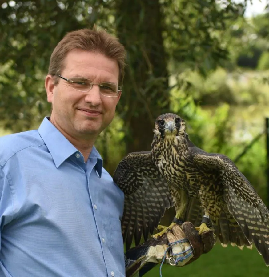 Prof. Dr. Michael Lierz (hier mit einem Falken). Foto: Dirk Enderlein