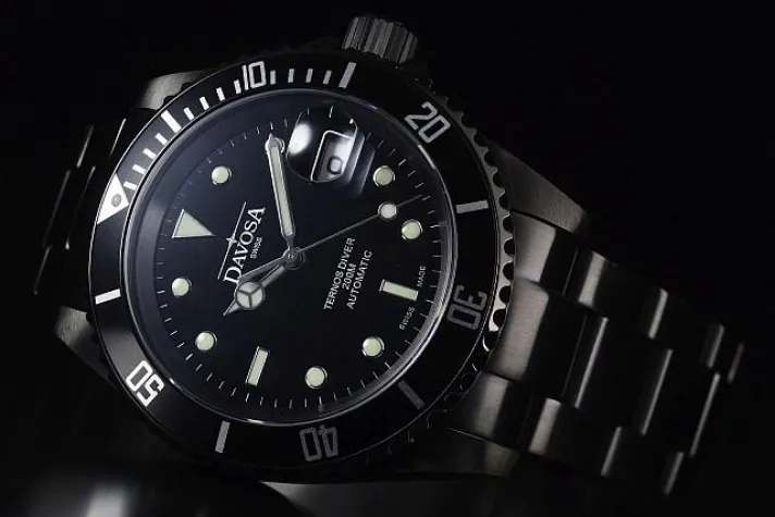 Bild: DAVOSA Uhren: Schwarzer Taucher, Zeitreise ins Art Déco und im Zeichen der „8“