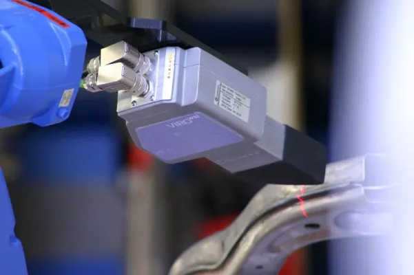Bild: Vollautomatische Prüfung von Schweißnähten und Oberflächen - VITRONIC überzeugt mit optimierten Prüfsystemen