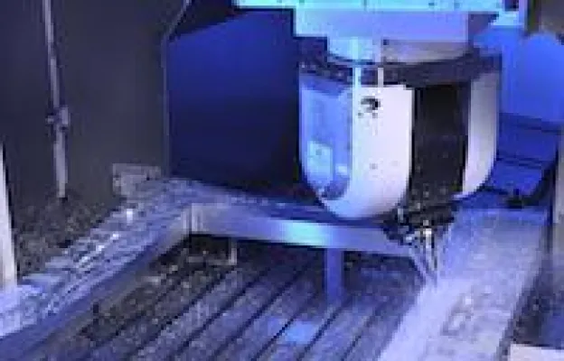 Bild: BBG entwickelt Prototypen und fertigt Schäumwerkzeuge für Akustikscheibe in deutschem Hybridsportwagen