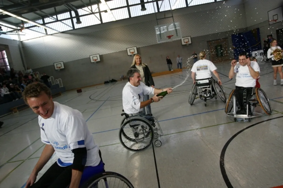 Die Spieler des RSC Köln bei der obligatorischen Sektdusche Bild-von-Christian-Ahrens www.fotos-vom-event.de