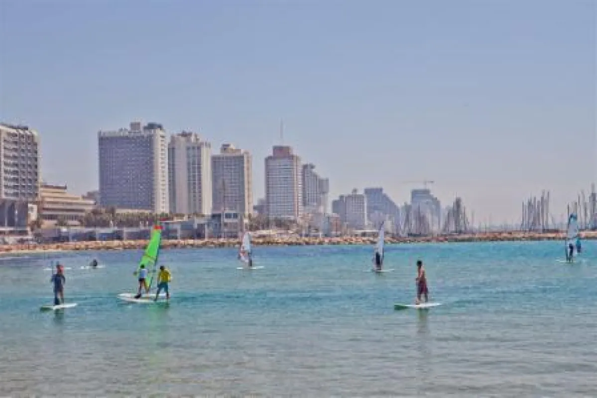 Besonders beliebt bei Surfern: Die Strände von Tel Aviv