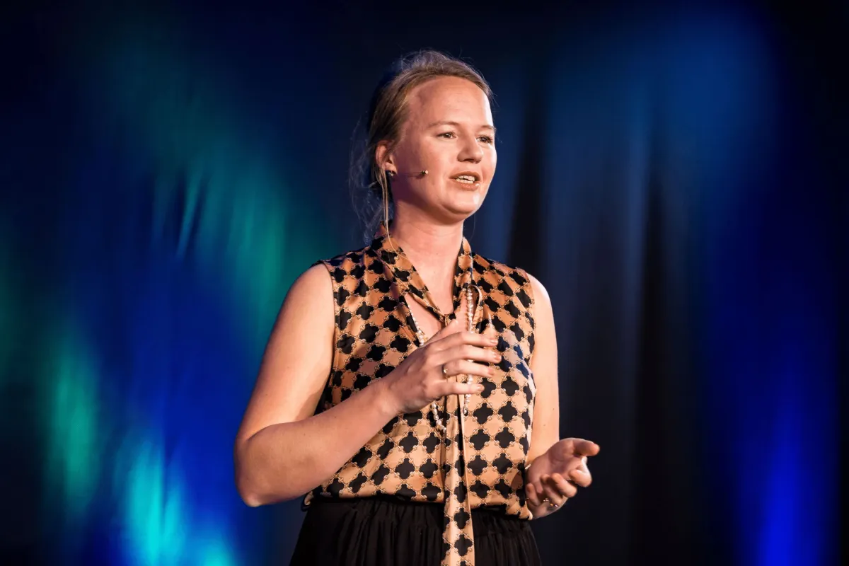 Die Führungsexpertin Laura von der Groeben während Ihrer preisgekrönten Rede beim Speaker Slam (© Dominik Pfau)